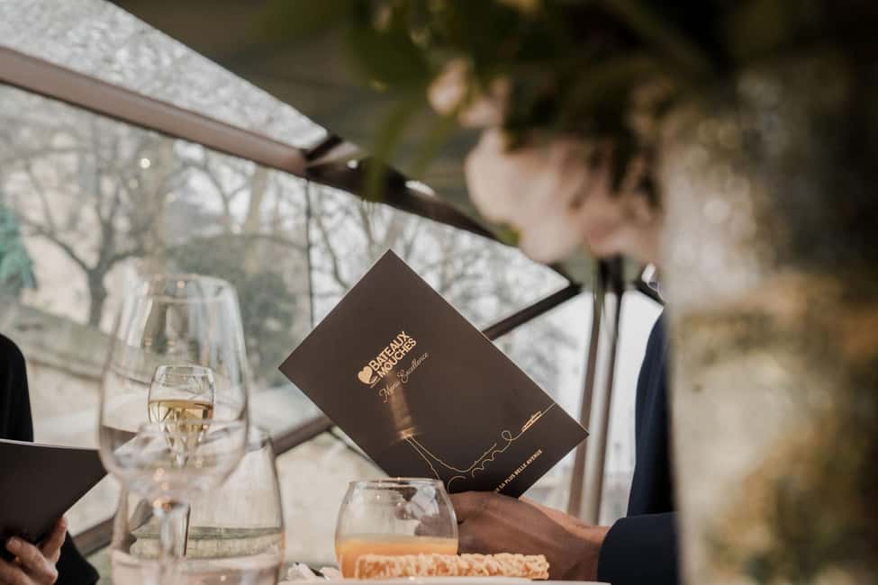 Paris : Valentine's Day Diner Cruise on the Seine river - The Eiffel Tower and its sparkling lights