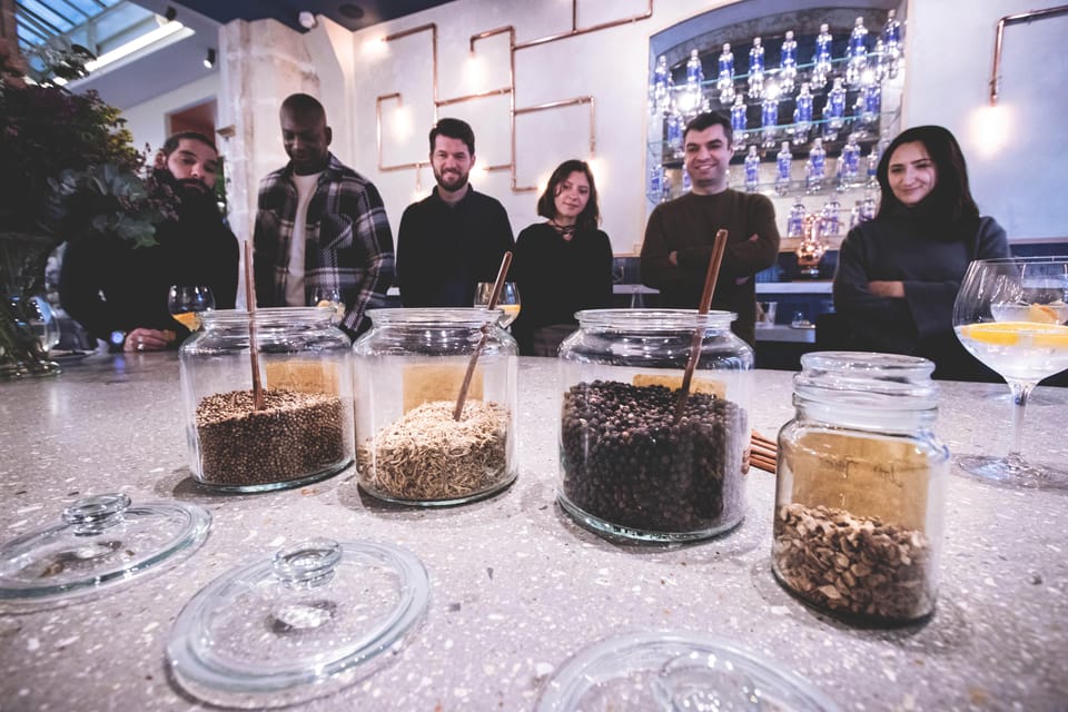 Paris Visit and gin tasting in English - How the small group changes the experience