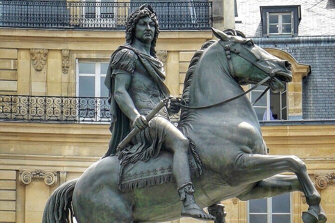 Paris Walking Tour , Historical Sites . - Pont Neuf: The Oldest Standing Bridge and Two Different Reigns