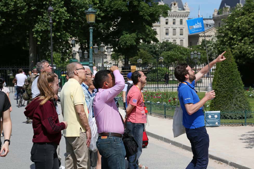 Paris: Walking Tour with Notre Dame or Ste-Chapelle Access - Walking Île de la Cité: Where Paris Learned to Behave