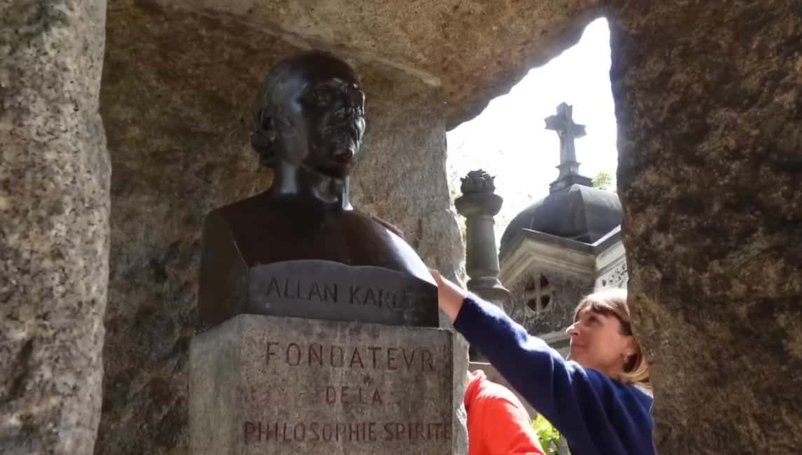 Père-Lachaise : histoires et mystères contés par un comédien - Famous Graves You’ll Want to See: Jim Morrison and Oscar Wilde