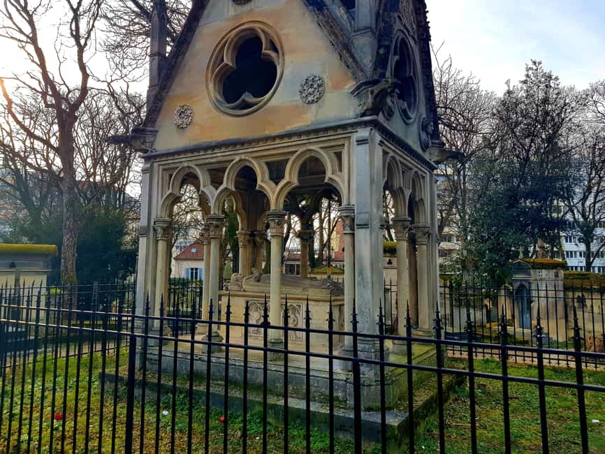 Père-Lachaise : histoires et mystères contés par un comédien - Walking Through the Cemetery: Slopes, Shoe Choice, and Real Timing