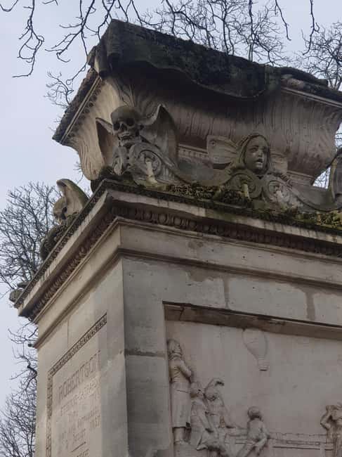 Père-Lachaise : histoires et mystères contés par un comédien - English or French: How the Stories Work in Two Languages