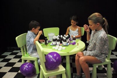 Perfume workshop for children in Grasse - Choosing among 18 essences