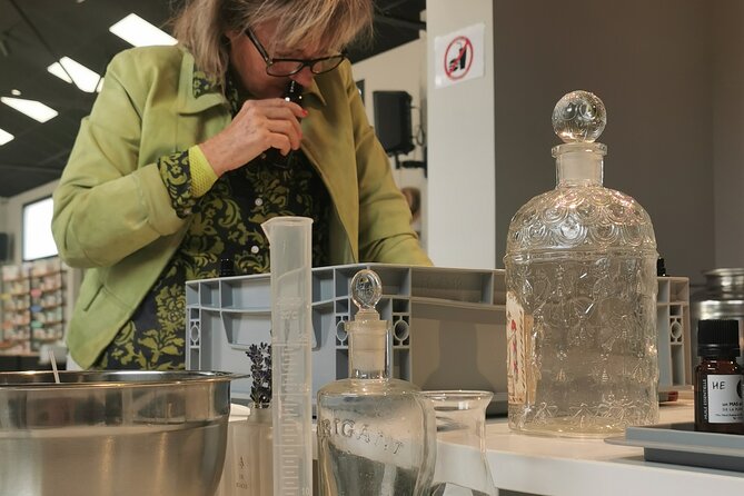Personalized Perfume Creation Workshop - Balancing the final fragrance