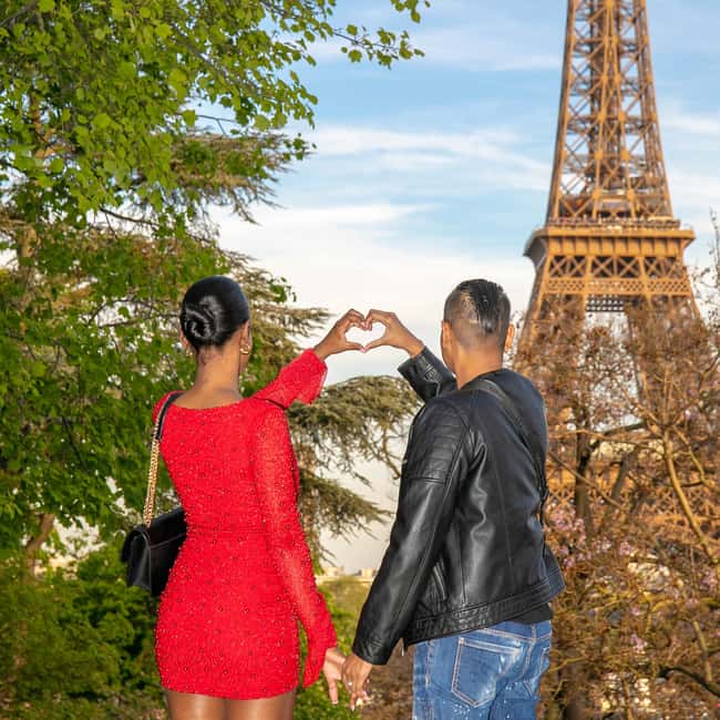 Photo session for couples with flowers around Eiffel tower - Cancellation and booking flexibility