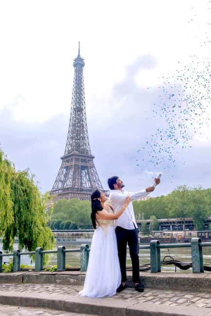 Photo session for couples with flowers around Eiffel tower - Why Trocadéro is the right place for couple photos
