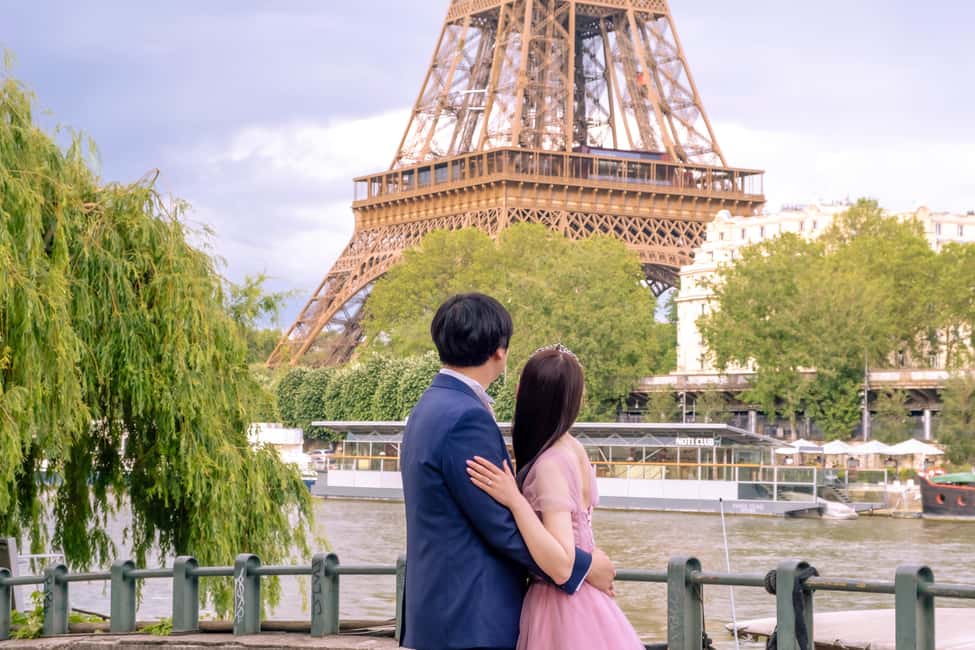 Photo session for couples with flowers around Eiffel tower - Flowers, romantic styling, and extra options