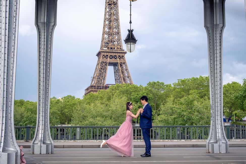 Photo session for couples with flowers around Eiffel tower - The 80-photo delivery and what that value means