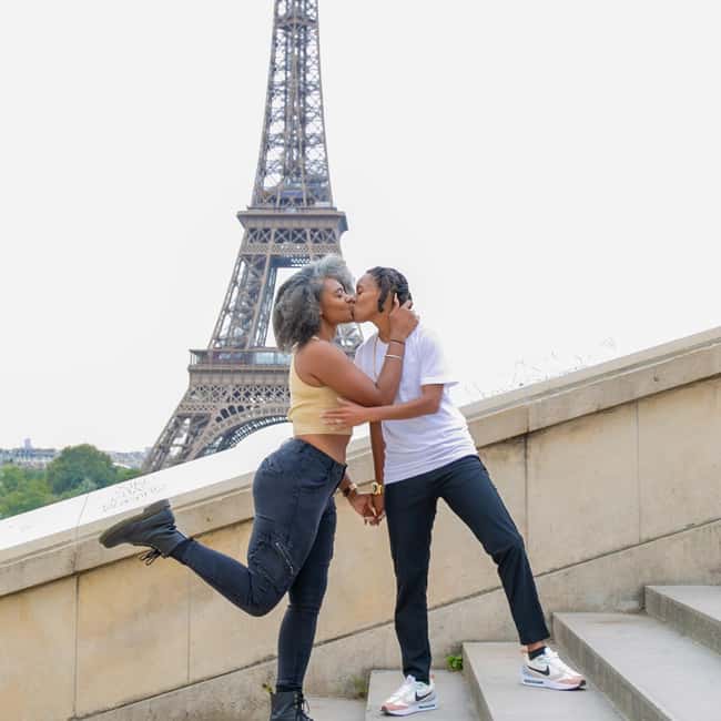 Photo session for couples with flowers around Eiffel tower - Who will get the most from this booking