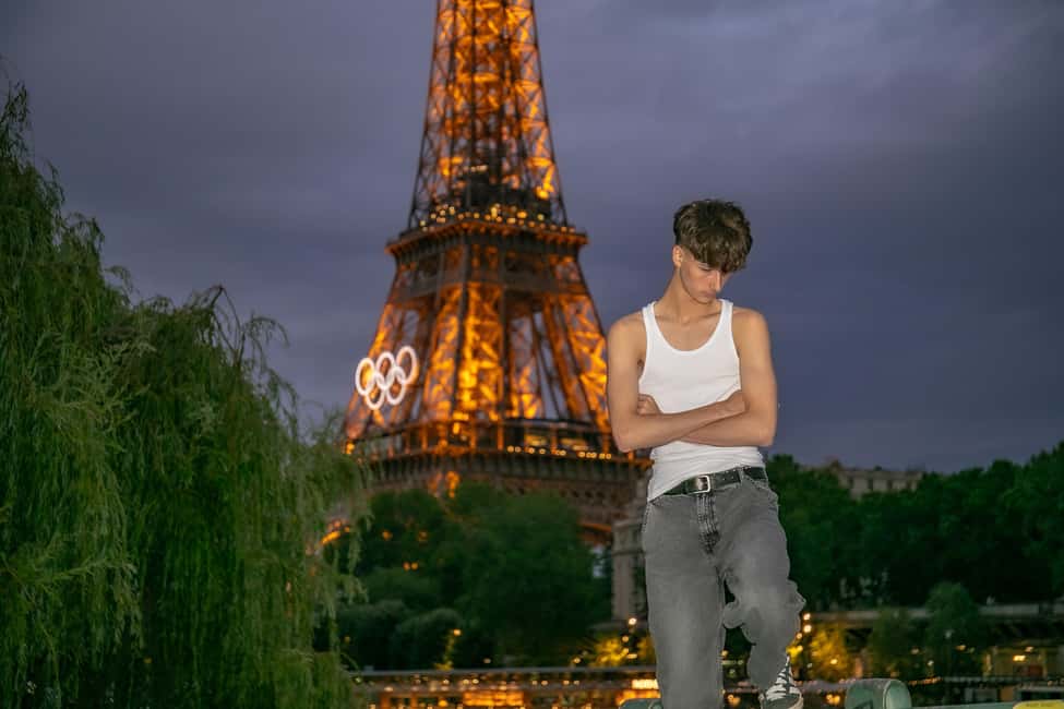 Photo session for couples with flowers around Eiffel tower - Meeting your photographer at Place du Trocadéro
