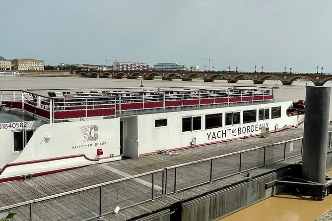 Prestige Commented Cruise glass of wine and Canelé in Bordeaux - Bordeaux on the Garonne: what the 1.5-hour ride gives you