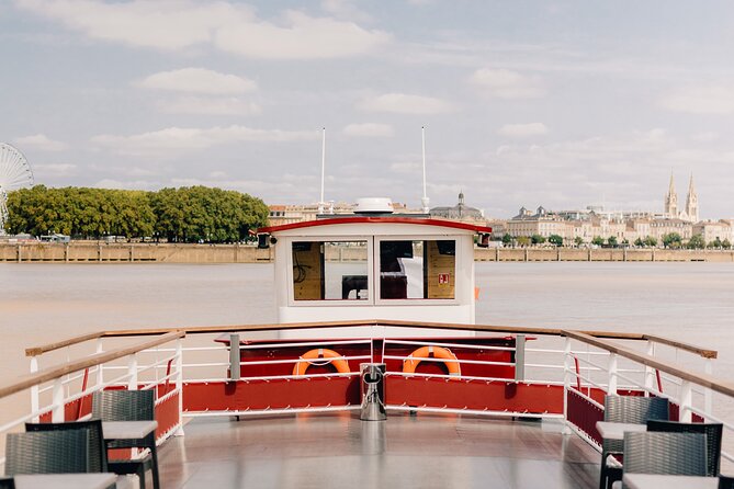 Prestige Commented Cruise glass of wine and Canelé in Bordeaux - La Cité du Vin on the route: wine culture without the museum time