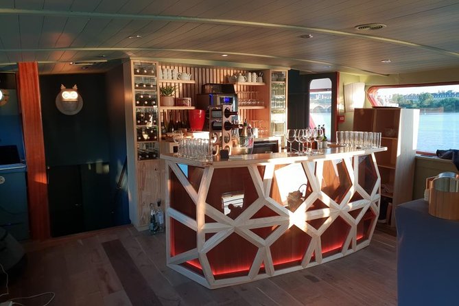 Prestige Commented Cruise glass of wine and Canelé in Bordeaux - Matmut Atlantic Stadium: modern Bordeaux from a surprising angle