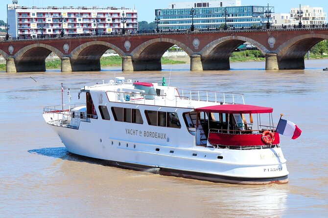 Prestige Commented Cruise glass of wine and Canelé in Bordeaux - Montaigne and Montesquieu statues: the white marble you’ll spot quickly