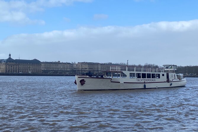 Prestige Commented Cruise glass of wine and Canelé in Bordeaux - Your included Bordeaux treats: wine and canelé, not just a perk
