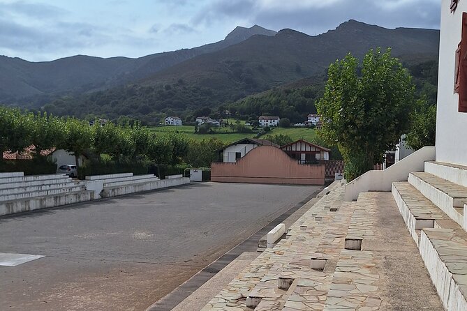 Private Basque Country Tour Hidden Villages and Culinary Delights - Saint-Jean-de-Luz: Louis XIV’s wedding church and a bay promenade