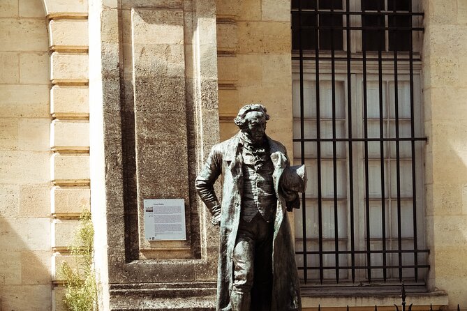 Private Bordeaux History Tour with a glass of Bordeaux wine. - Porte Cailhau: a gateway built for power and prosperity