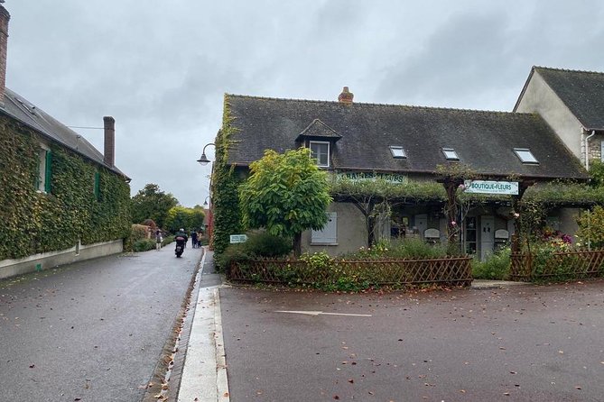 Private Car Trip to Giverny Garden from Paris - Leaving Paris in a private car