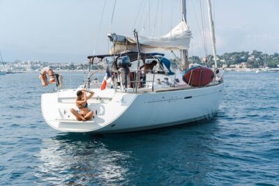Private cruise to Cap d'Antibes and the Lérins Islands by sailboat - Choosing between the Bay of Billionaires and La Garoupe