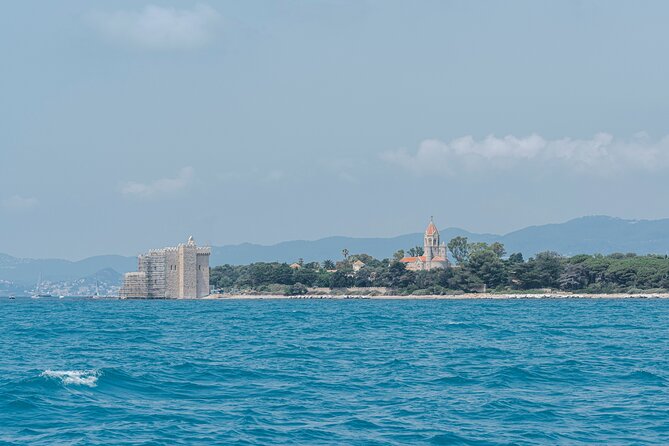 Private cruise to Cap d'Antibes and the Lérins Islands by sailboat - A welcome drink and an easygoing private atmosphere