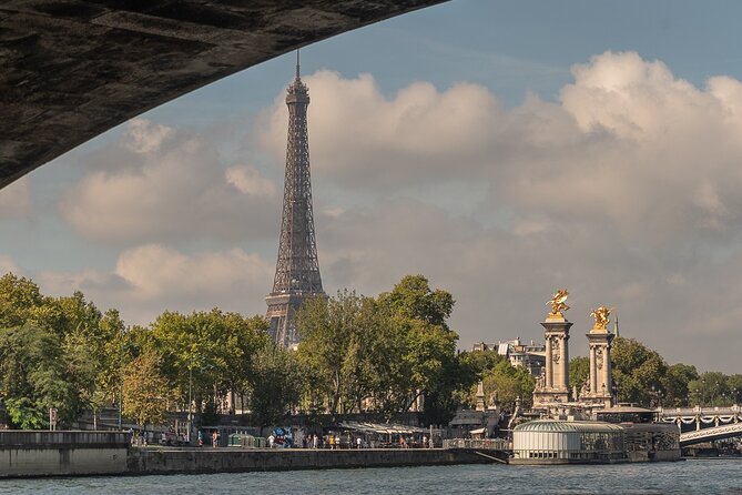 Private Cruise to Discover Paris - What to bring so you’re comfortable and in control