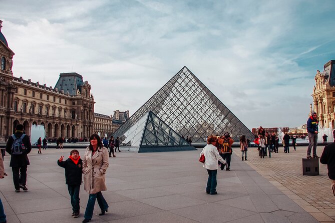 Private Guided Tour of Louvre Museum - The Mona Lisa, handled with context rather than chaos