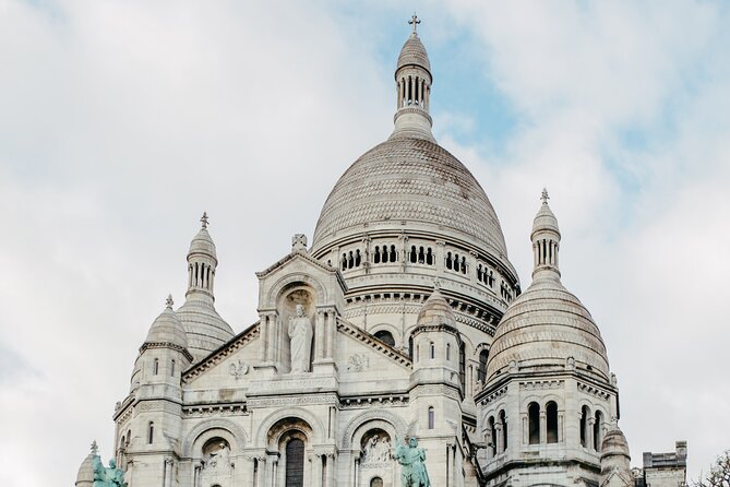Private Guided Tour of Paris in a Vintage Land Rover - The Wall of I Love You in five minutes