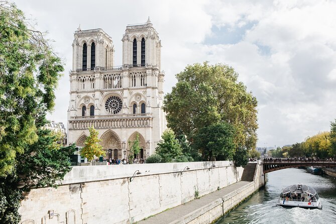 Private Historical Tour of Notre Dame - Meeting at the Parvis: your 90 minutes start fast