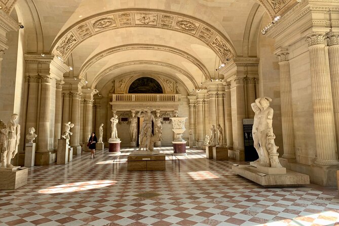 PRIVATE Louvre Wonders & Hidden Treasures Visit - From Saint-Honoré meeting point to the Louvre Pyramid