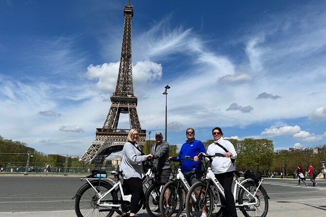 Private Paris E-bike city highlights tour - Petit Palais and Grand Palais: grand exhibition buildings on wheels