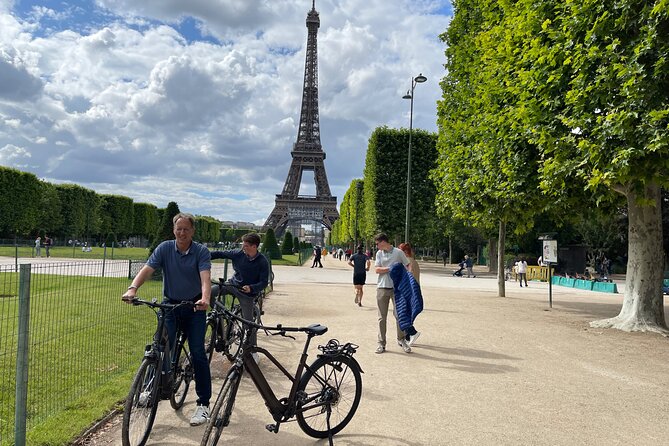 Private Paris E-bike city highlights tour - The Louvre, but make it smart: view it without the full museum commitment
