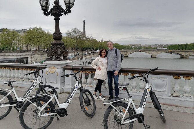 Private Paris E-bike city highlights tour - Champs-Élysées and Arc de Triomphe: the famous views, timed for photos