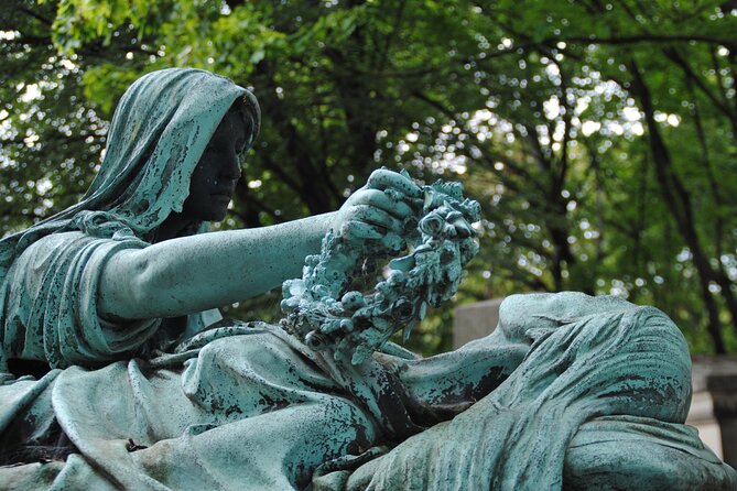 Private Père Lachaise Cemetery Walking Tour - Meeting Point on Bd de Ménilmontant and Getting There Without Headaches