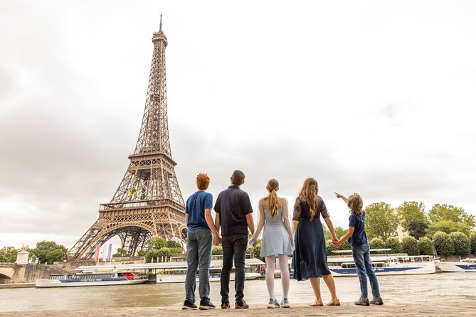 Private Professional Photoshoot in Paris - The Eiffel Tower as your main portrait