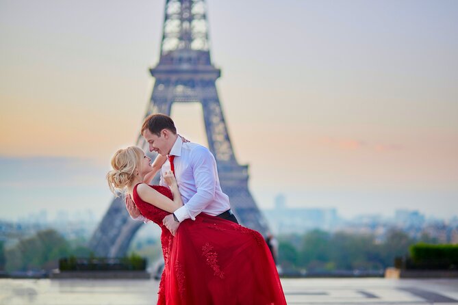 Private Romantic Photoshoot in Paris with Bouquet of Flowers - A guided walk through Eiffel Tower viewpoints