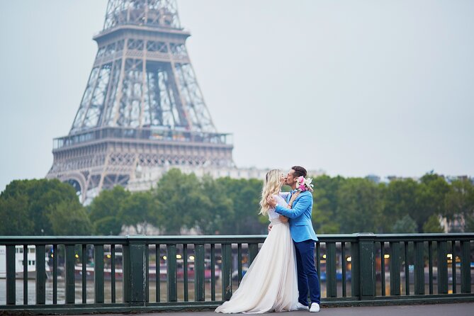 Private Romantic Photoshoot in Paris with Bouquet of Flowers - The bouquet as a prop and keepsake detail