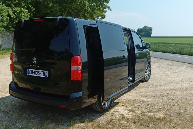 Private Shuttle from Charles de Gaulle Airport to Paris: Premium Service - The meeting point deserves your attention