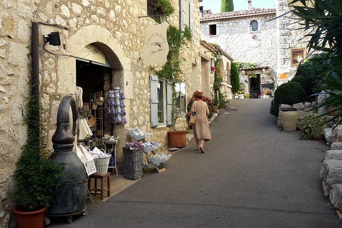 Private tour by private car: Grasse, Cannes, Antibes - A private car instead of a group coach