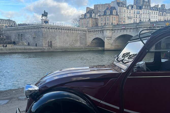 Private tour Paris Little-known places 2 hours in Citroën 2CV - Pont des Arts and the walkable river pause