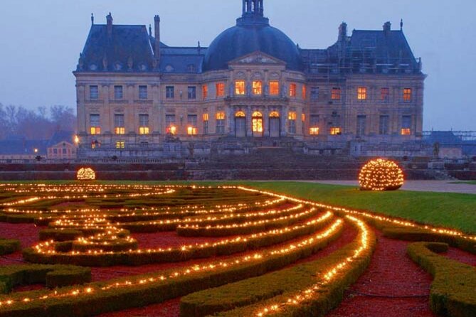 Private Vaux-le-Vicomte Candlelight Half-Day Escape from Paris - Christmas decorations, candles, and the evening show