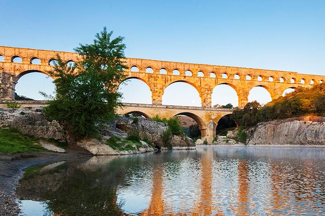 Provence Highlights Full-Day Tour from Avignon - Stop 1: Fontaine de Vaucluse and that spring-fed, never-boring magic