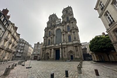 Rennes: Private guided walking tour of the city centre - Portes Mordelaises and the old city edge