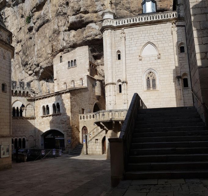 Rocamadour : private walking tour with a registered guide - What the $204 private-group price really covers