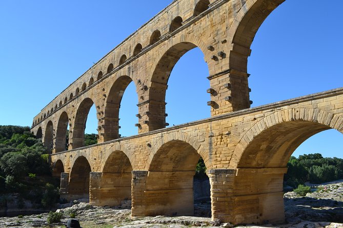 Roman Sites and Historical Places Day Trip from Avignon - Stop 2: Maison Carrée—quick photos and a Roman postcard moment