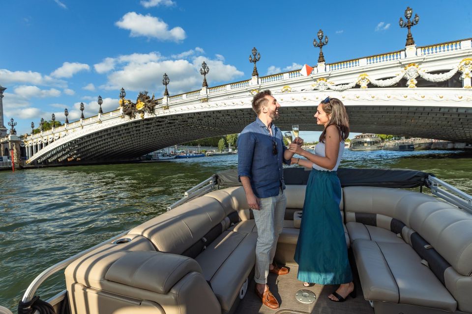 Romantic photo shooting on a private boat in Paris - A private boat ride with Paris in the frame