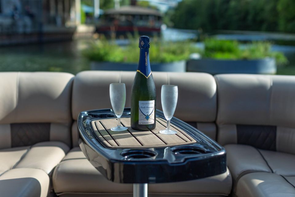 Romantic photo shooting on a private boat in Paris - Cruising toward the Eiffel Tower