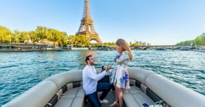 Romantic photo shooting on a private boat in Paris - Starting at the Statue of Liberty on Île aux Cygnes
