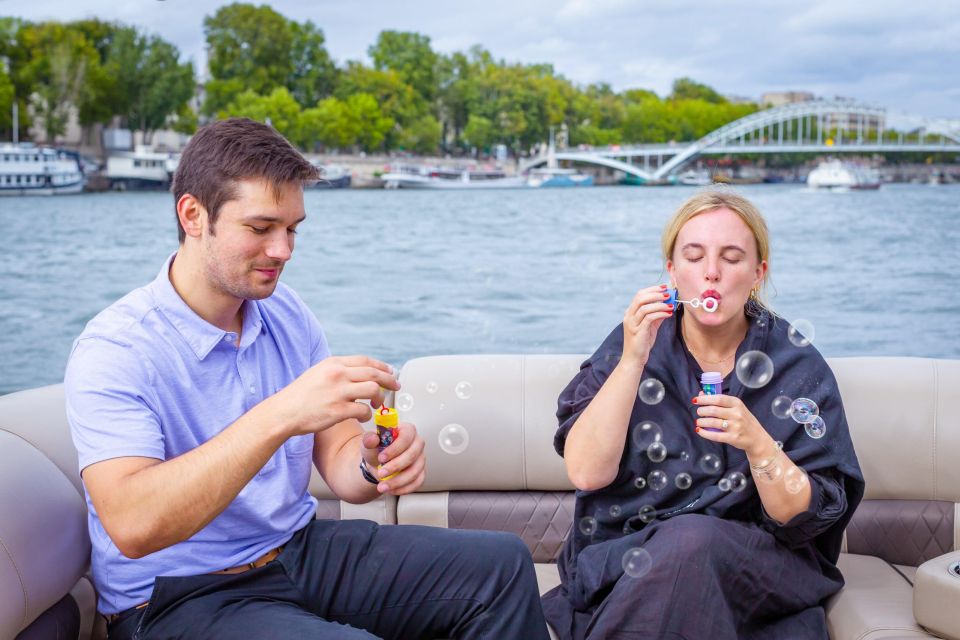 Romantic photo shooting on a private boat in Paris - What the photographer adds