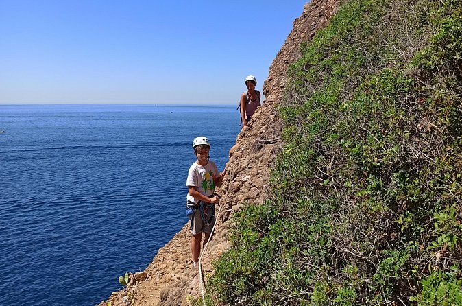Rope Climbing Adventure and Hiking in La Ciotat - Entering the creeks by rope